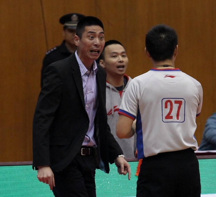 教练组与球员就战术训练计划进行深入讨论