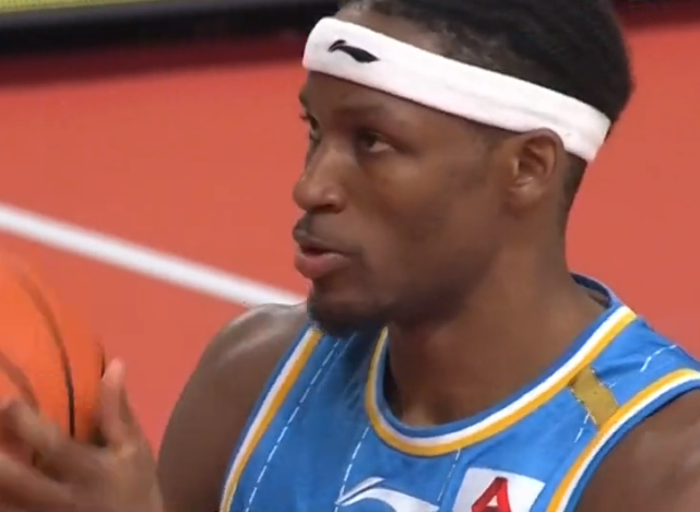 开云sport-凯尔特人鏖战山东队,王哲林状态火热