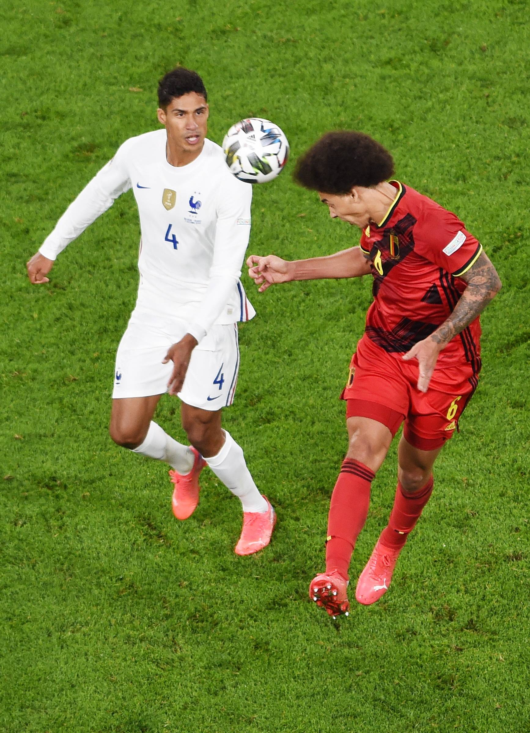 欧洲国家联赛场上精彩纷呈，球员场下风采吸引眼球