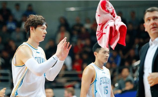 骑士逆转浙江队，王哲林状态火热