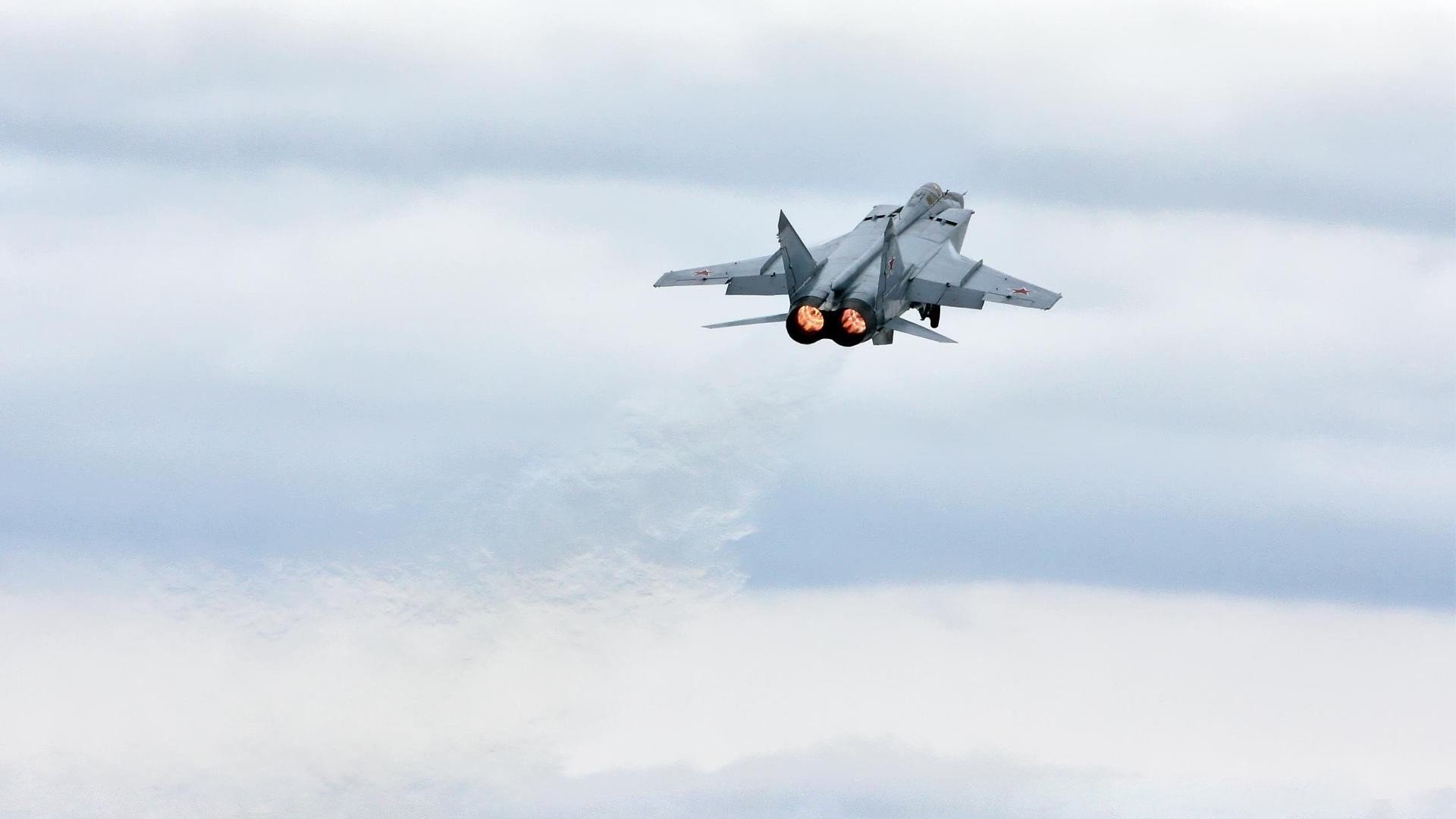 舞台的悖论，当蓝黑阴影笼罩红魔，苏亚雷斯却在聚光灯下绽放